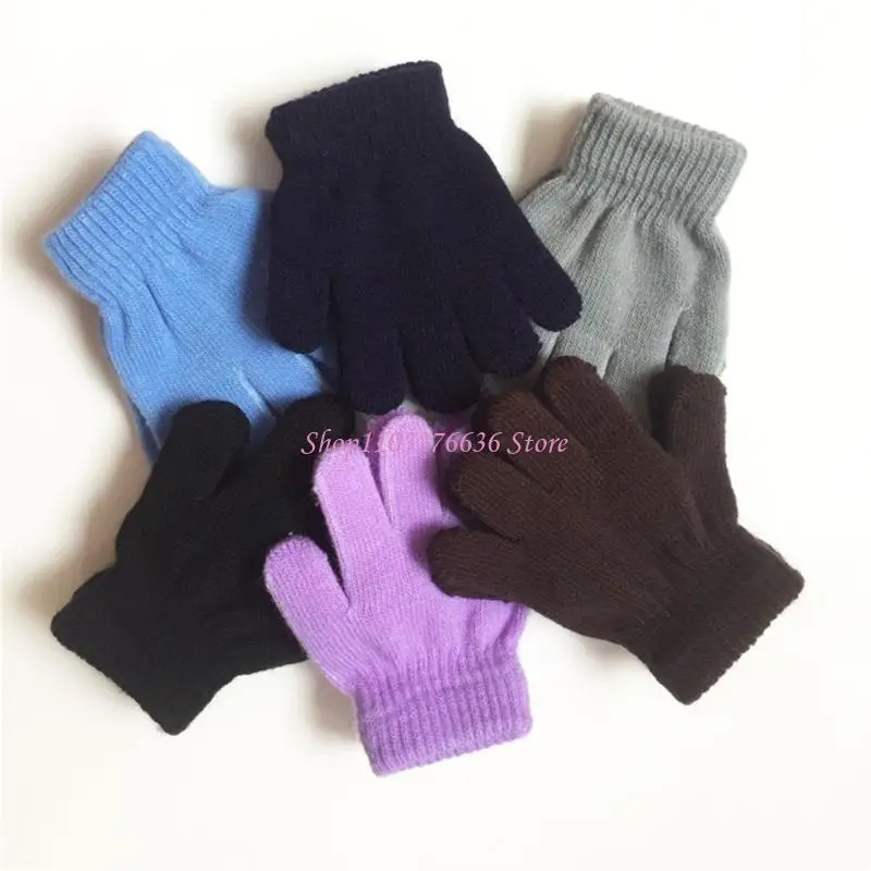 Detalle del material elástico y cálido de los guantes infantiles R6FD