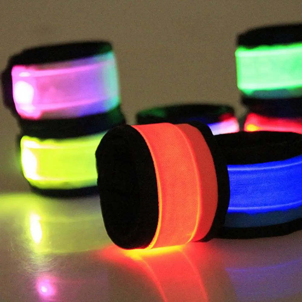 Uso deportivo de la pulsera iluminada para visibilidad nocturna