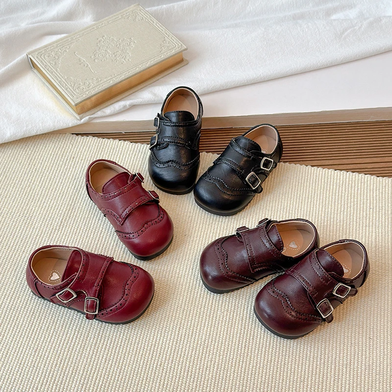 Vista lateral de los zapatos de princesa para niños
