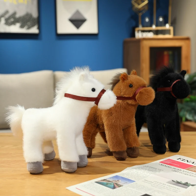 Caballo de peluche visto de frente