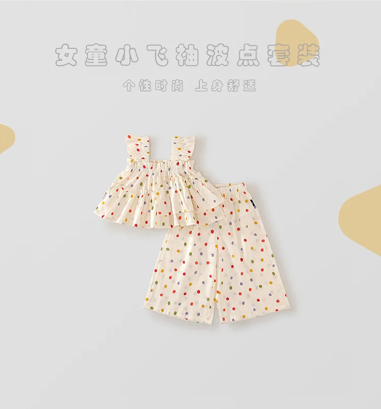 Detalle del tejido y costuras del conjunto infantil