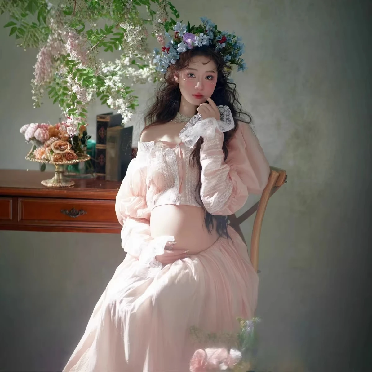 Vestido premamá de encaje para sesión de fotos elegante