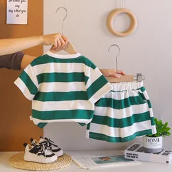 Conjunto de verano bebé a rayas: camiseta manga corta y pantalón corto