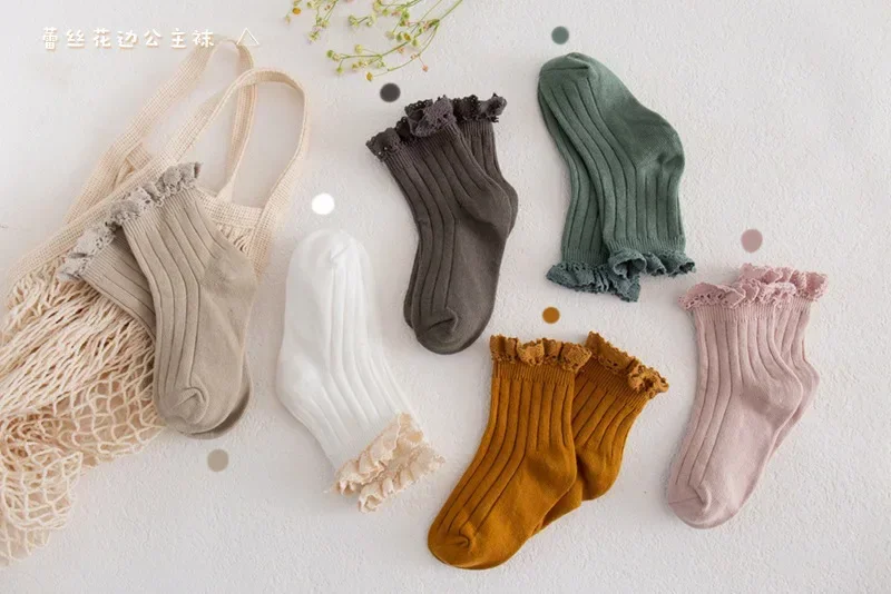 Look infantil con calcetines de encaje