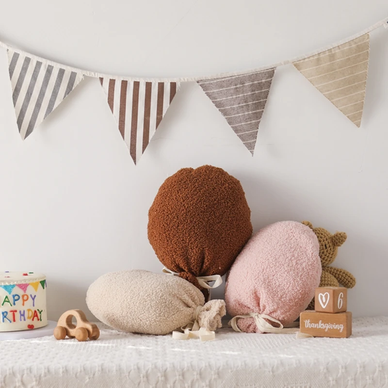 Almohada de dibujos animados en tonos pastel