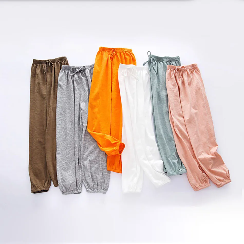 Pantalón azul detalle de cintura elástica