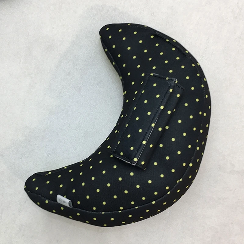 Almohada colocada en un cochecito mostrando su adaptabilidad