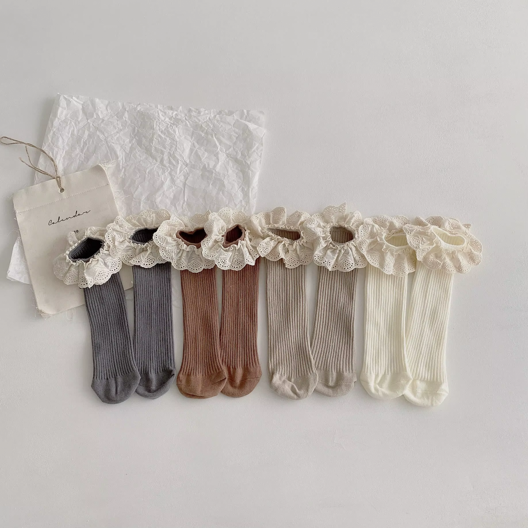 Calcetines de algodón para niña con encaje y volantes – Estilo princesa - imagen 2