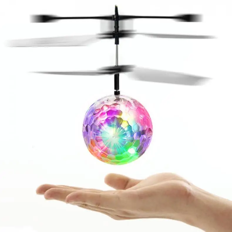 Bola voladora luminosa LED infantil mostrando su efecto de luz en el aire