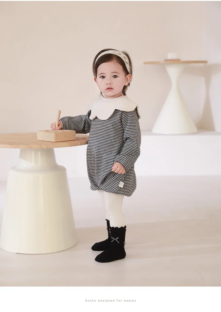 Niña usando calcetines con lazo en contexto real