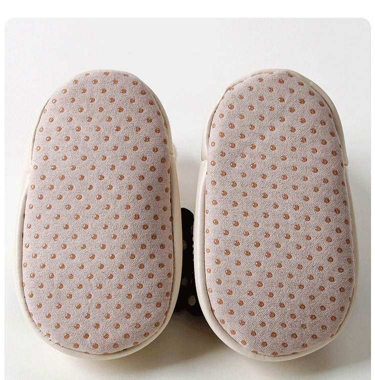 Pies de bebé con calcetines kawaii