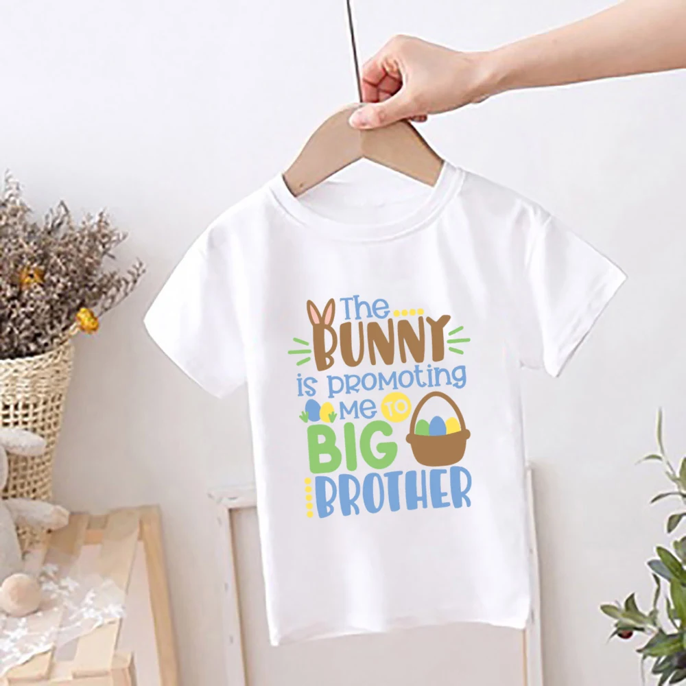 Camiseta infantil estilo Pascua para anuncio de bebé