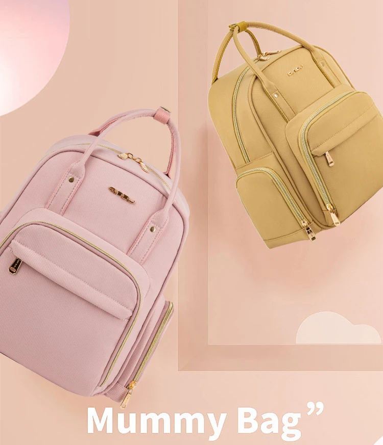Mochila maternal impermeable en uso