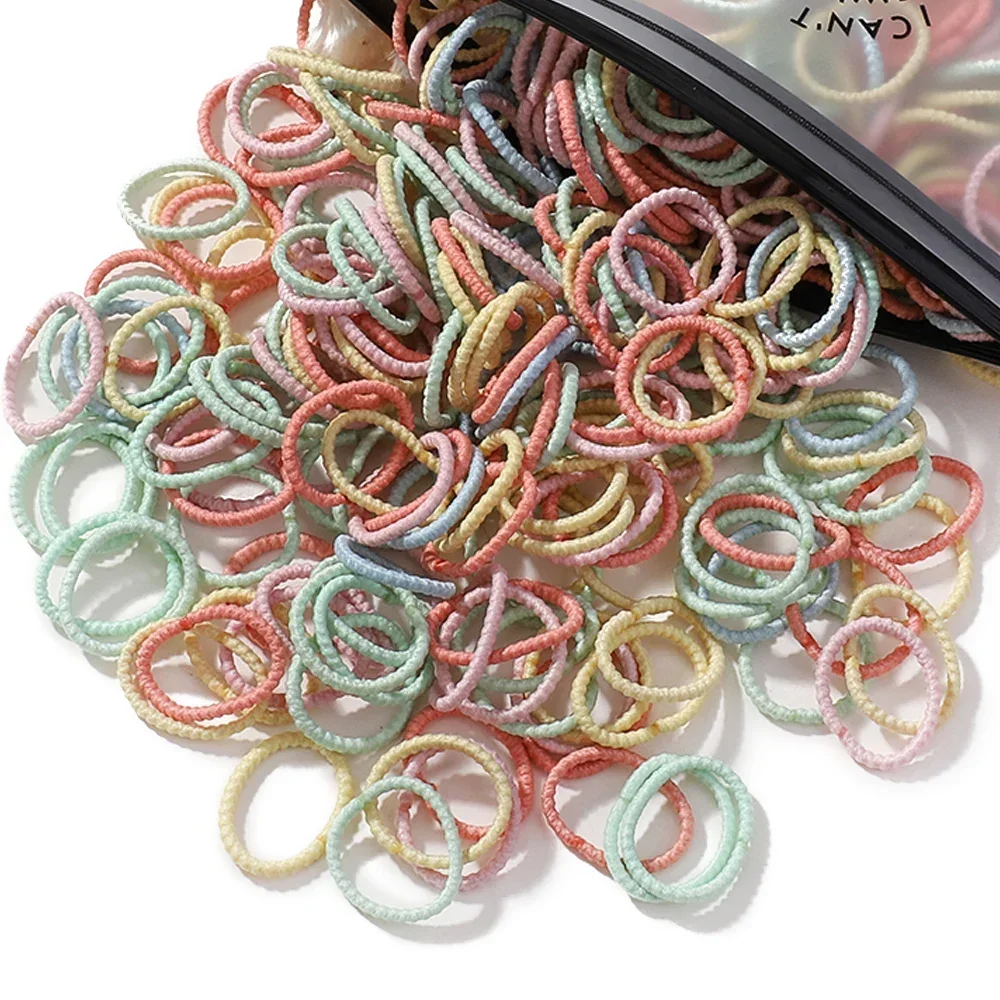 Bandas elásticas coloridas en mano
