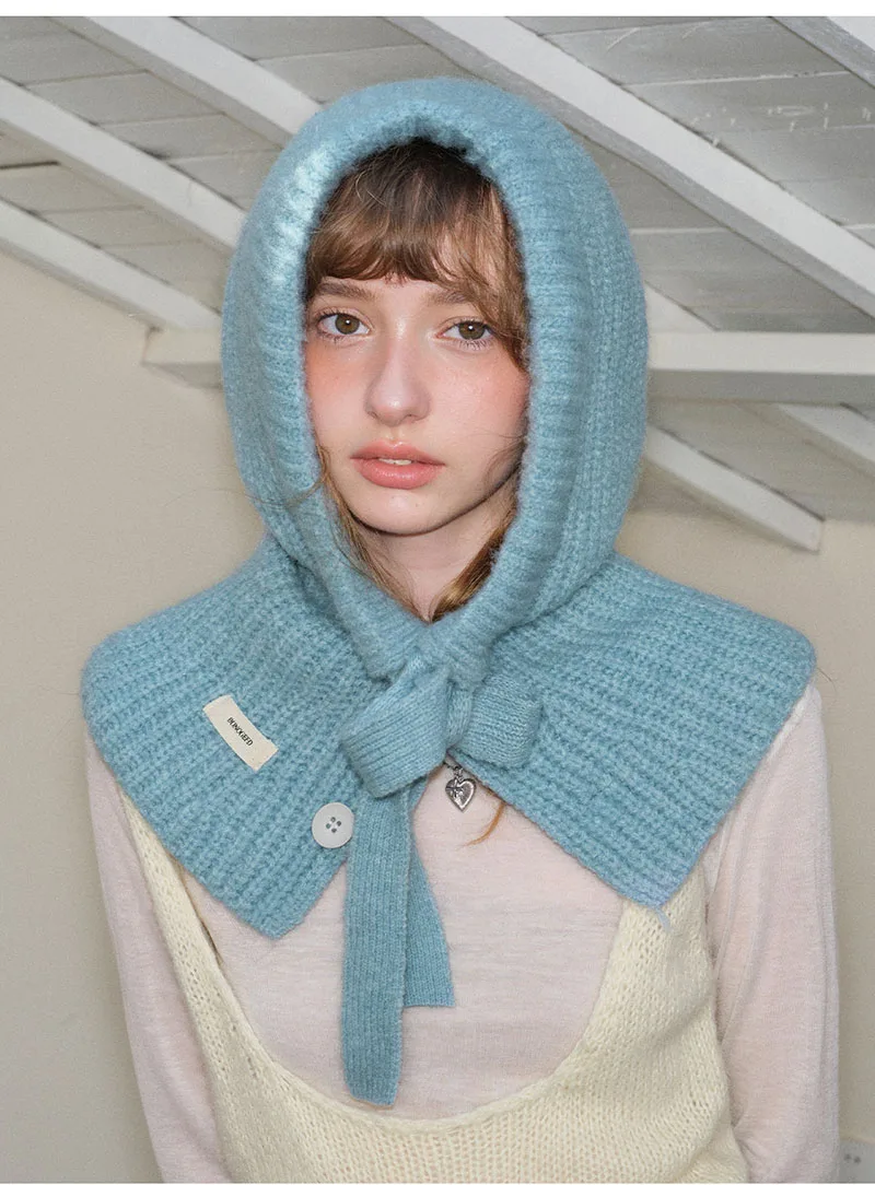 Modelo con gorro y cuello integrados