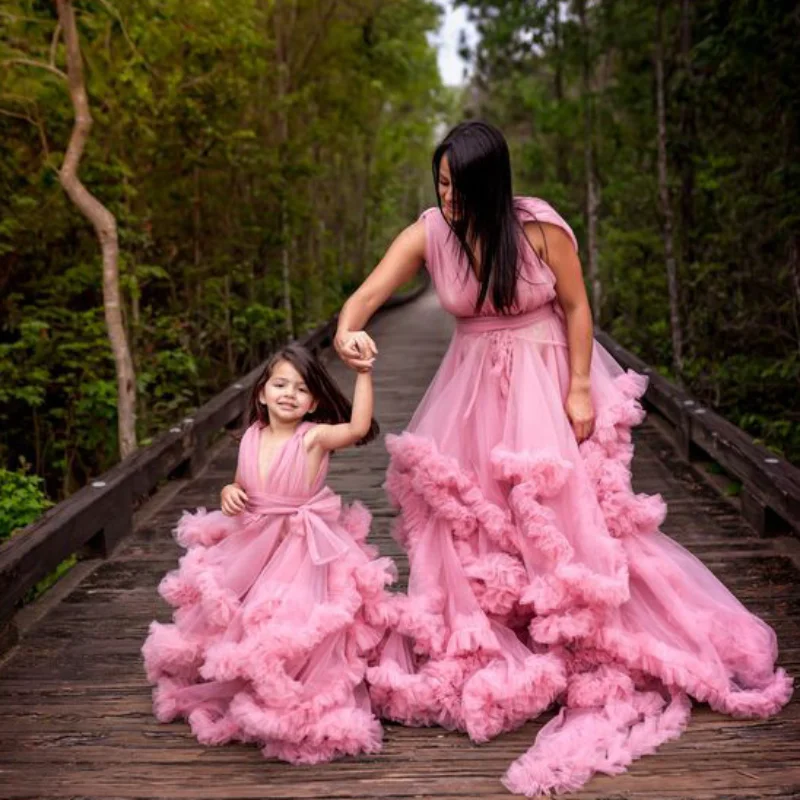 Detalle del vestido a juego mamá y niña cuello en V volantes