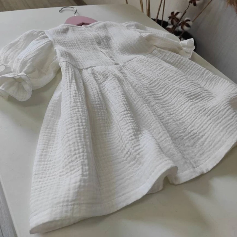 Vestido con bolsillos sueltos y detalle de botones traseros