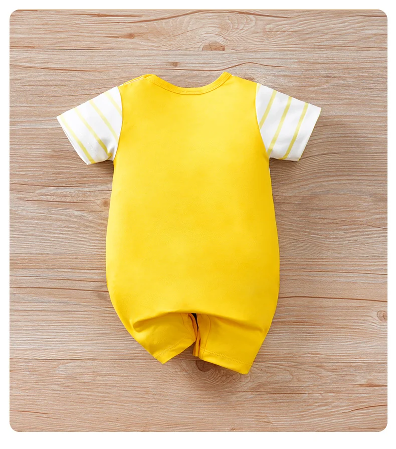 Detalle del diseño “singe jaune” para vestir al recién nacido