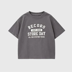 Camiseta infantil de cuello redondo con letras, gris y blanco