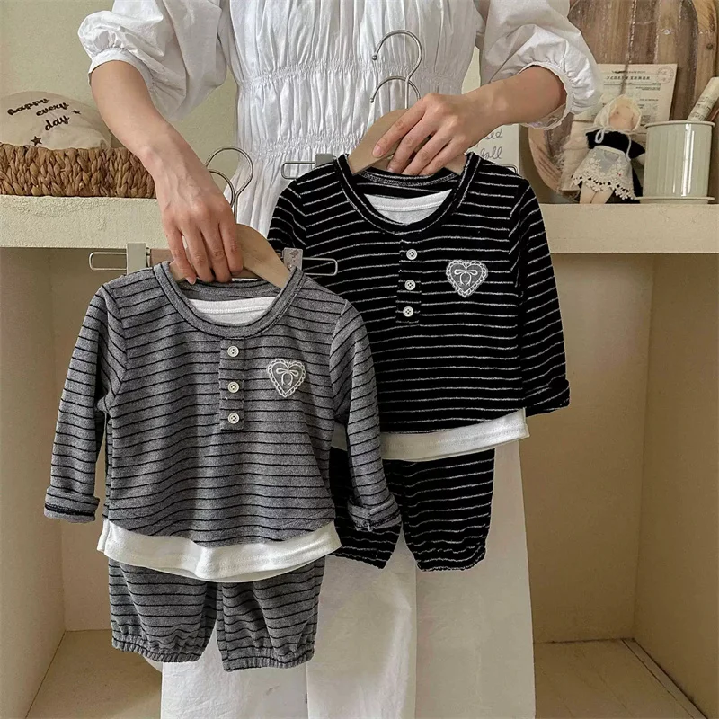 Conjunto infantil de otoño a rayas con lazo y manga larga - imagen 3