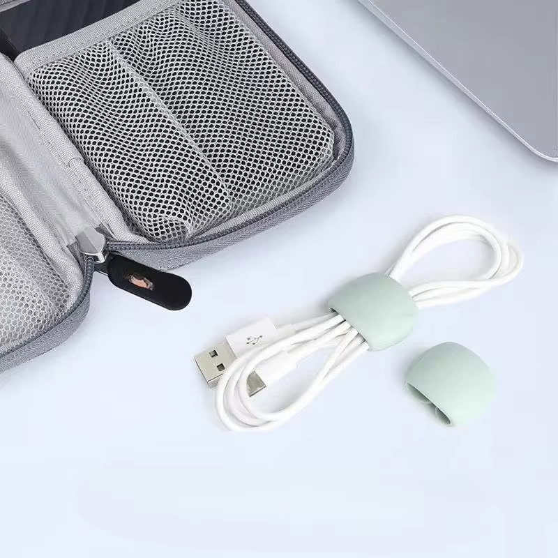 Organizador de cables con materiales duraderos