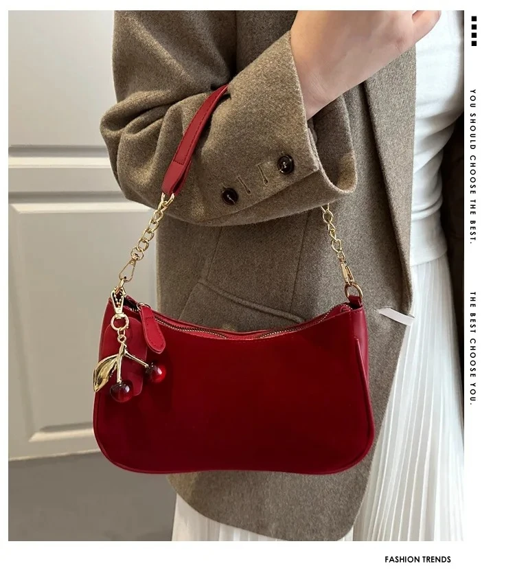 Bolso tipo media luna minimalista en bandolera
