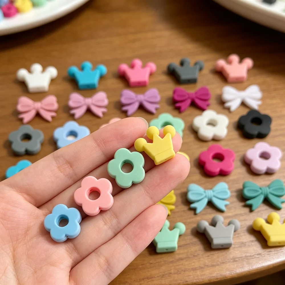 Mini cuentas de silicona con corona, flor y lazo para pulseras - imagen 3