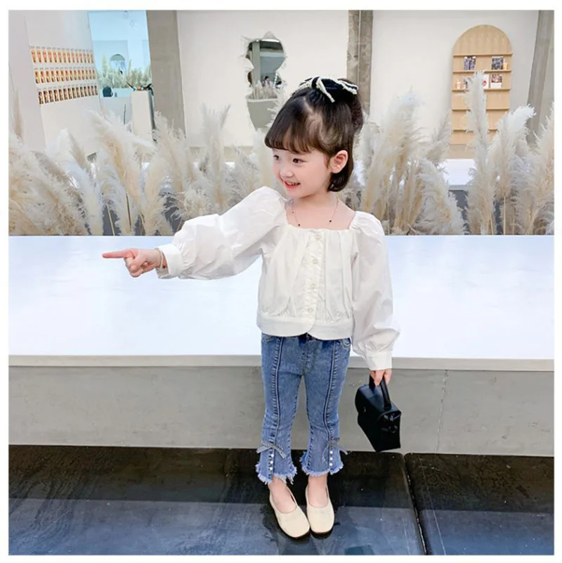 Ejemplo de combinación con camiseta blanca y zapatillas