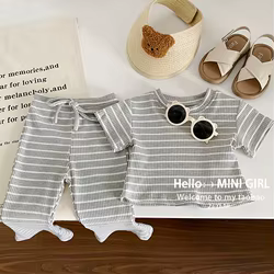 Conjunto de verano para niños a rayas con camiseta y pantalón