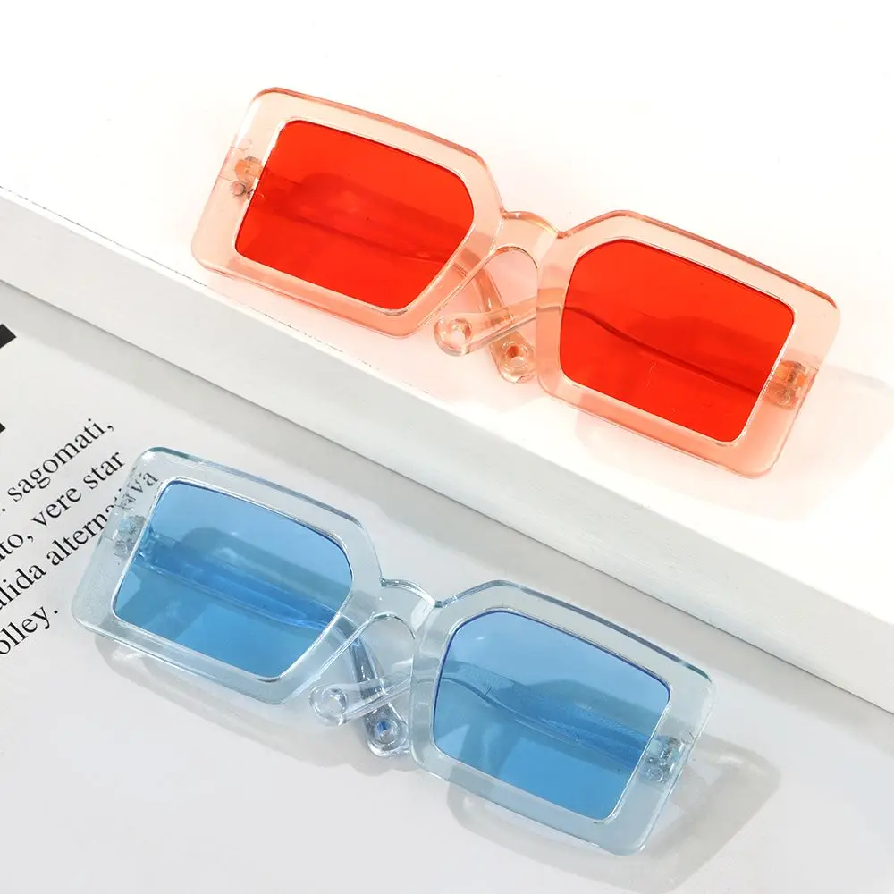 Gafas colocadas en muñeca de algodón con vestimenta veraniega
