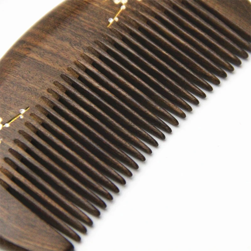 Detalle del peine de madera natural con dientes finos