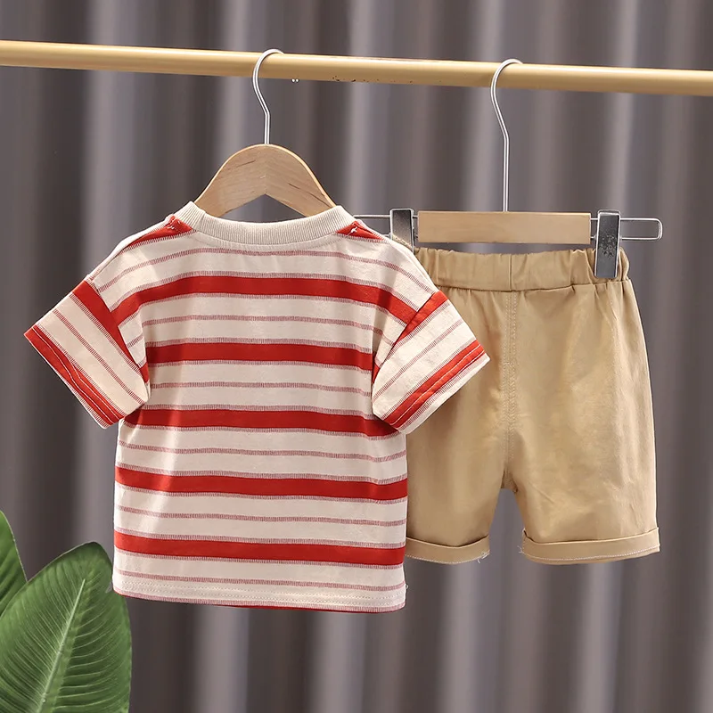 Conjunto de bebé de verano en algodón con camiseta a rayas y pantalón corto