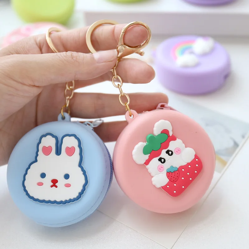 Bolsa de transporte junto a unos auriculares en contexto de escritorio