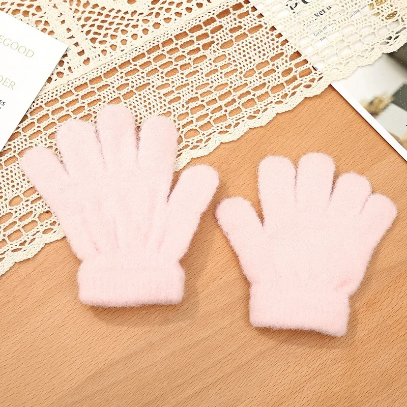Guantes puestos en mano infantil mostrando ajuste del puño