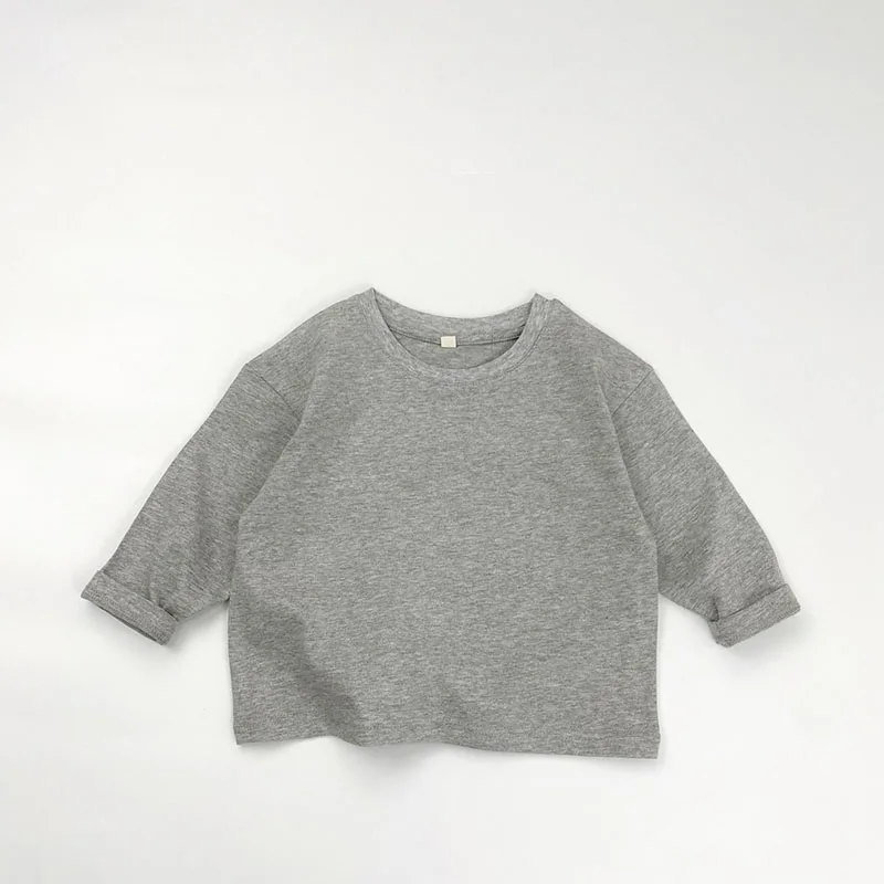 Detalle del cuello y la tela suave de la camiseta