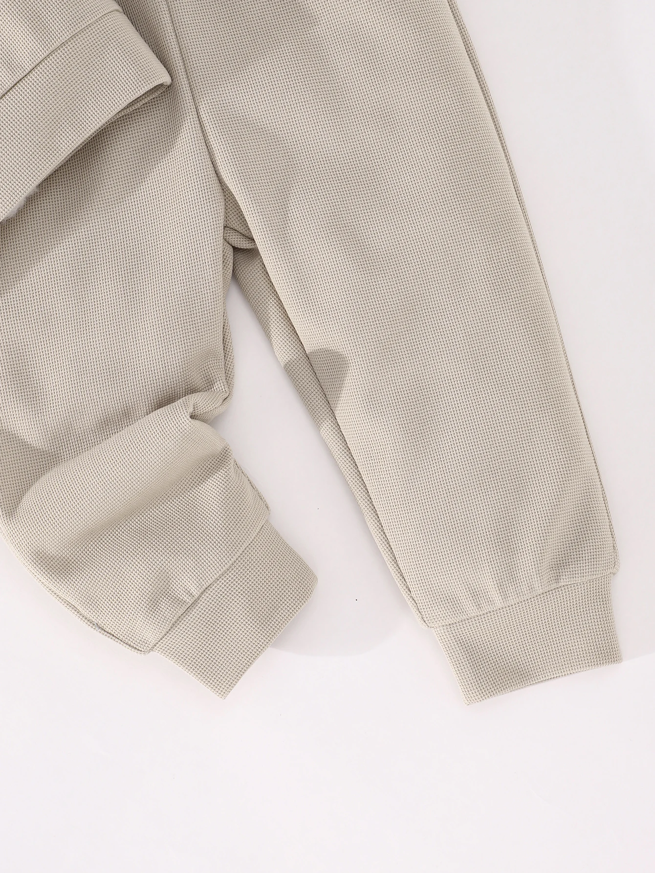 Detalle del tejido gofre en la sudadera