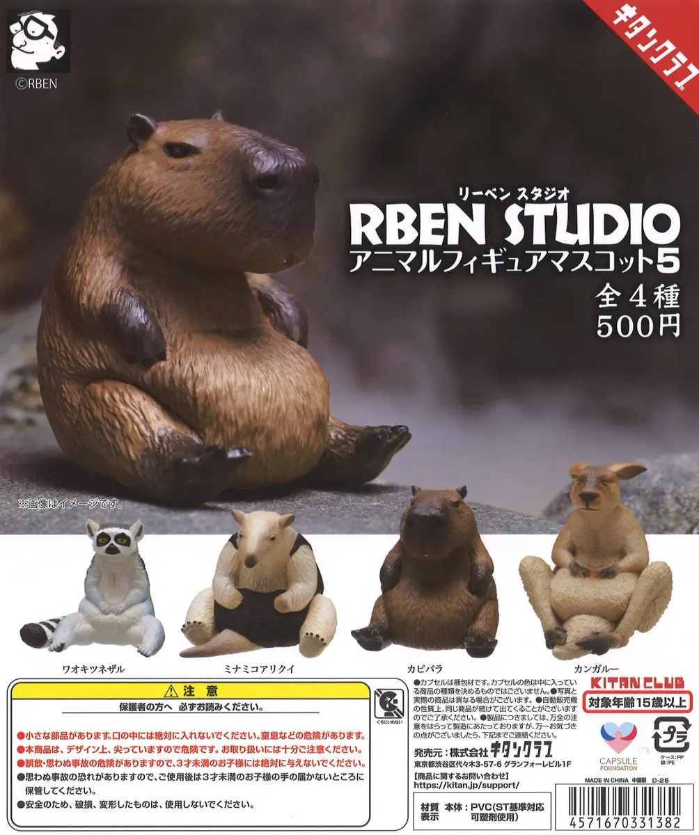 Capibara en posición sentada con expresión relajada