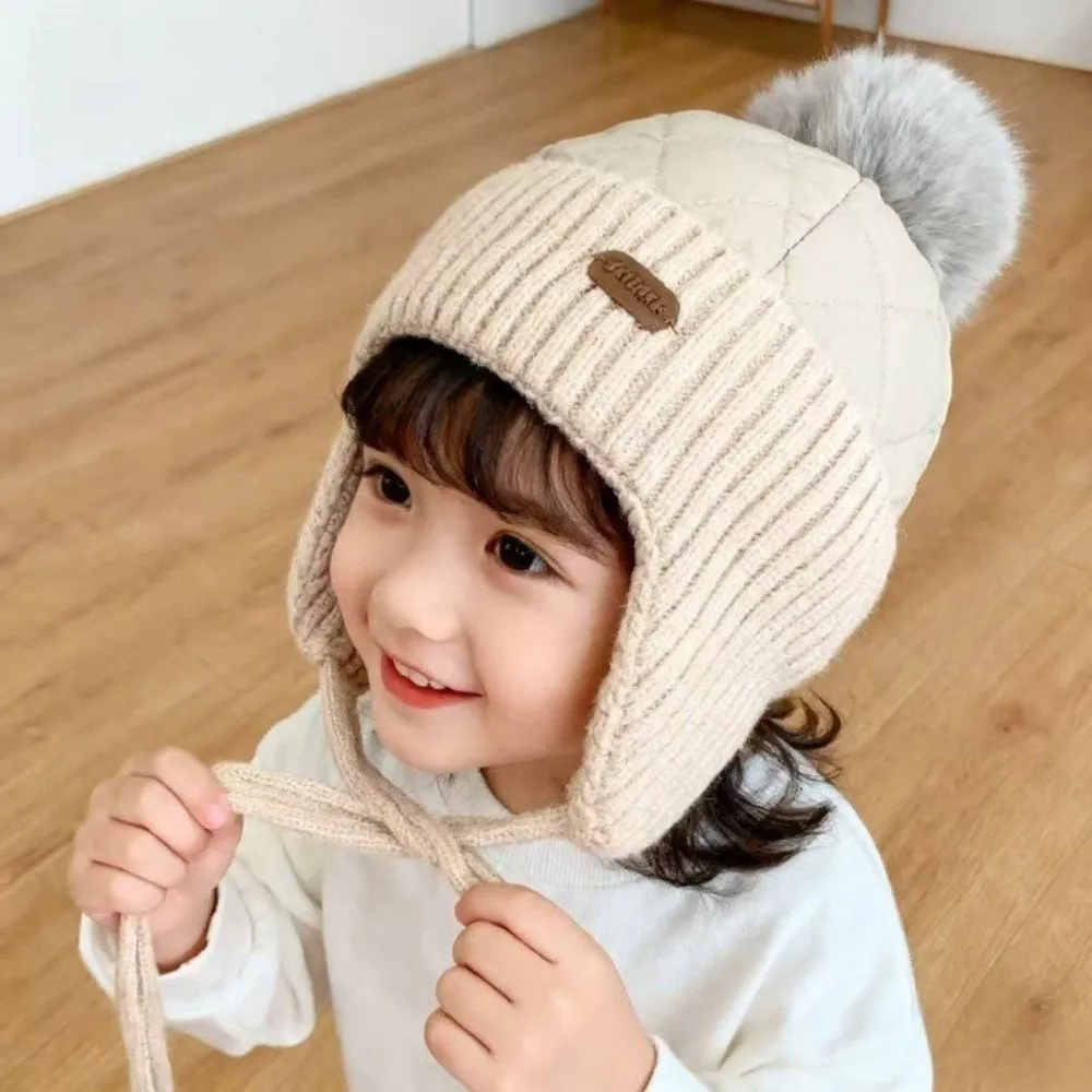 Gorro de invierno con pompón y orejeras tejidas, cortaviento - imagen 2