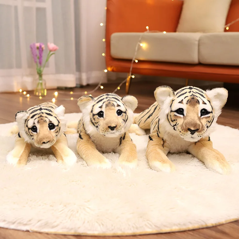 León de peluche visto frontal, mostrando su melena y expresión amistosa