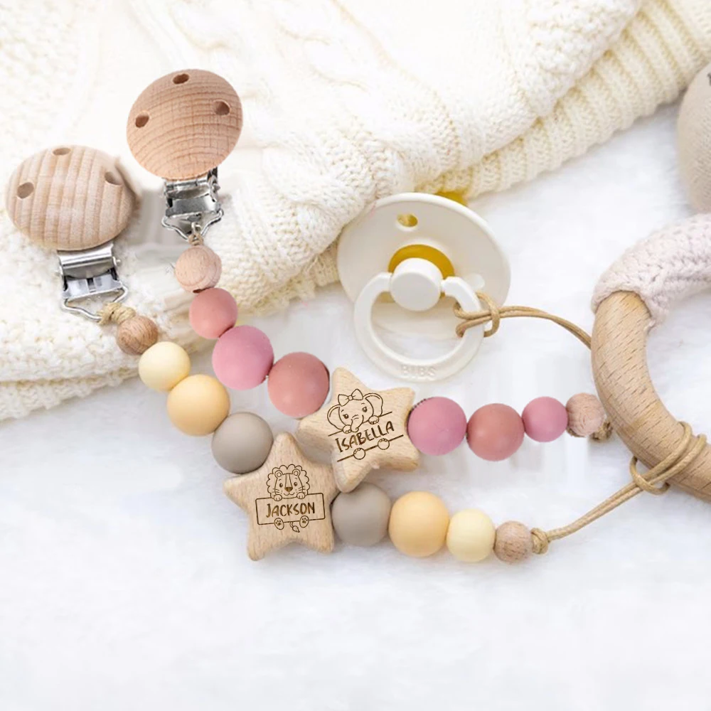 Sujeta chupete personalizado para bebé con nombre en madera natural - imagen 2