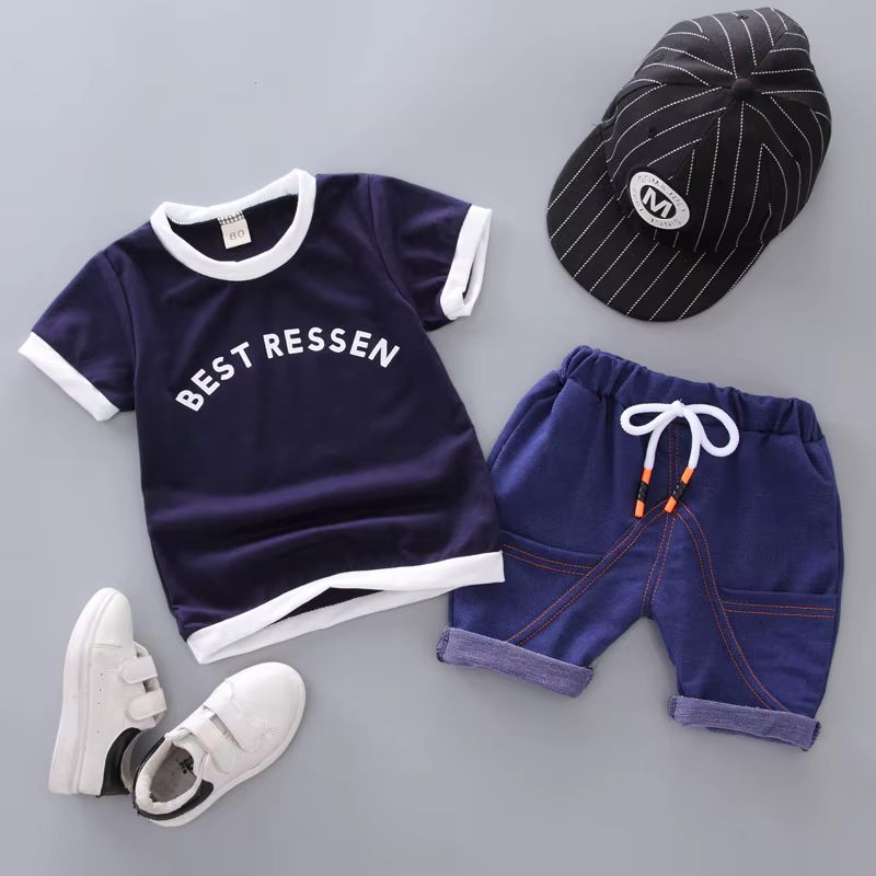 Detalle del conjunto azul marino en uso