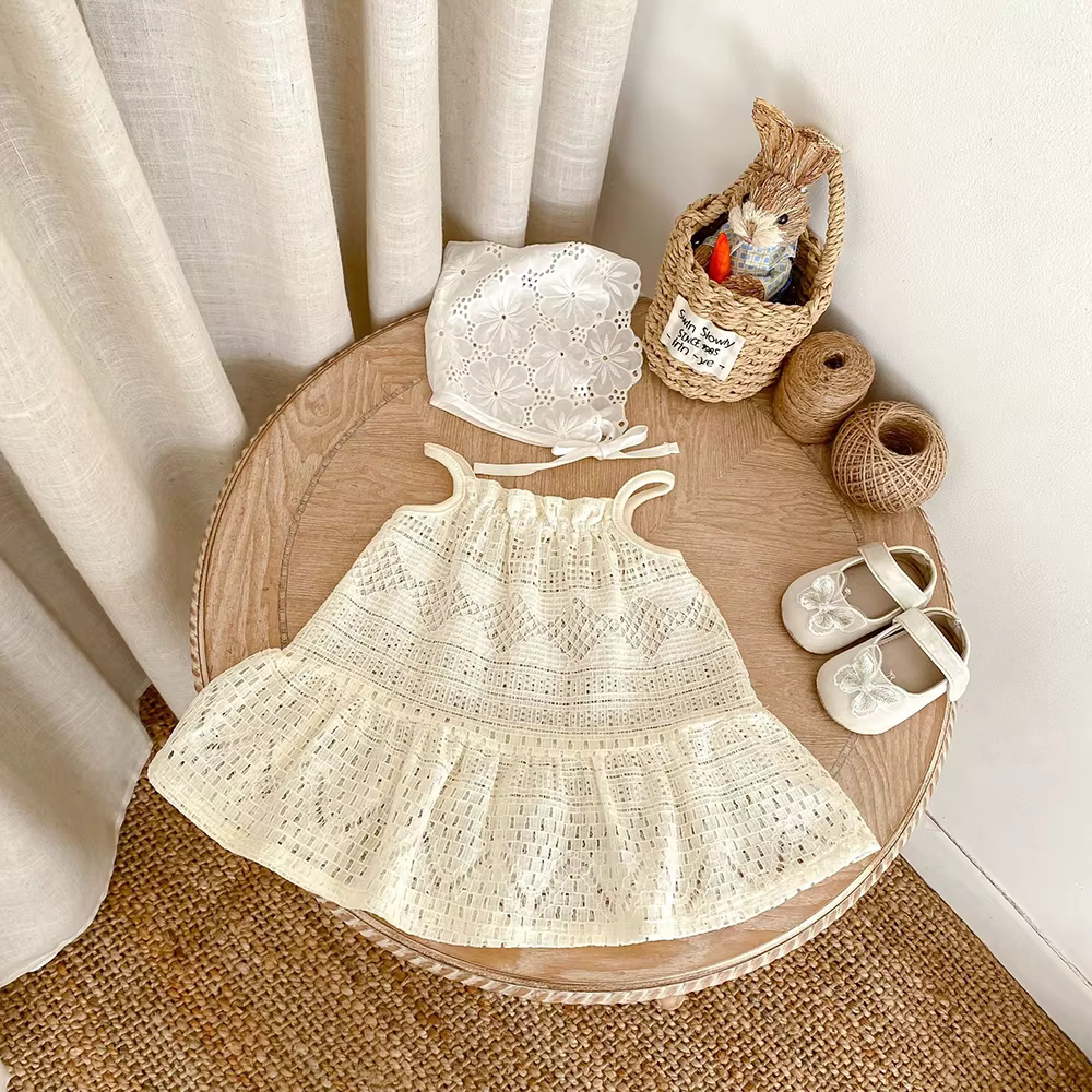 Detalle del encaje y volantes del vestido infantil