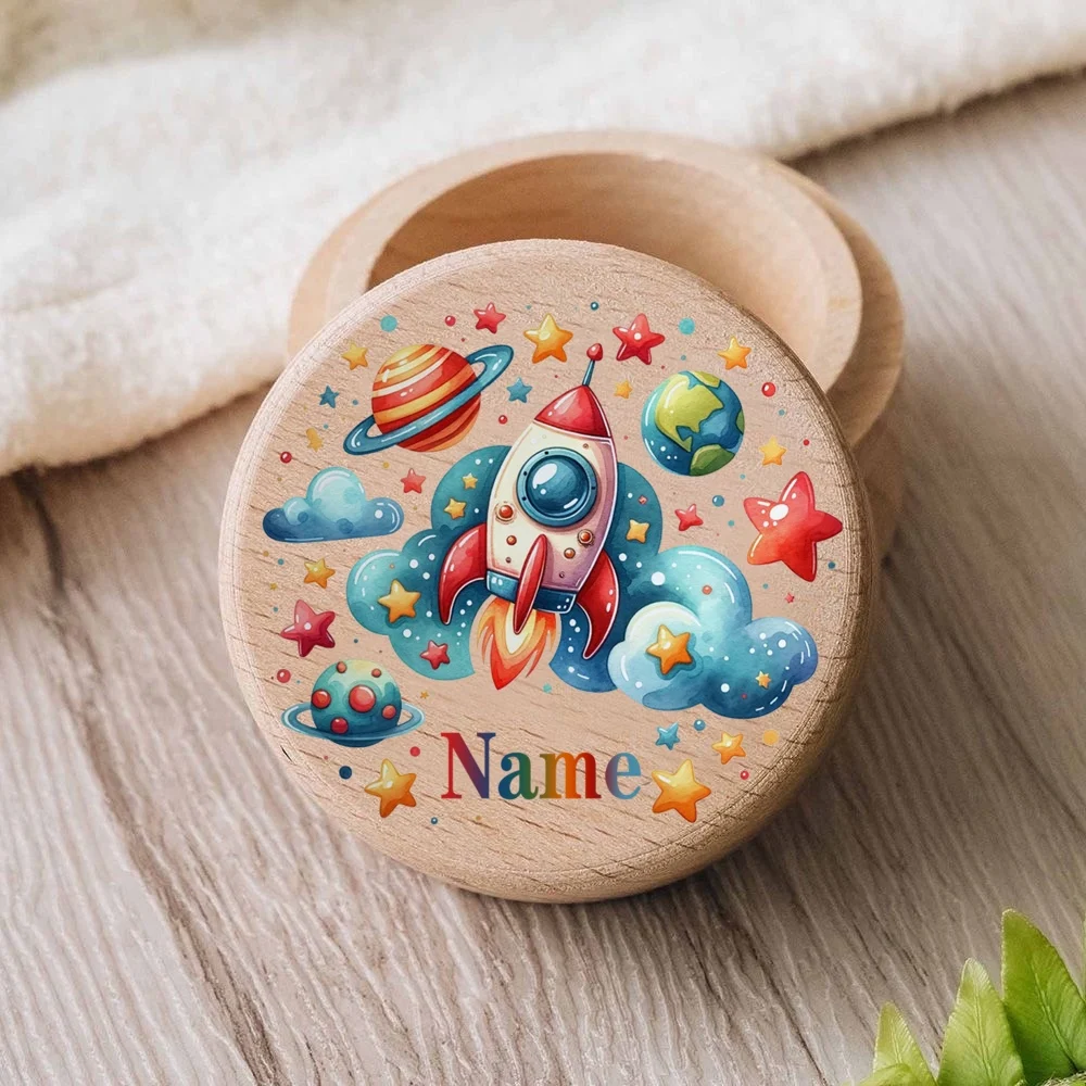 Caja de recuerdos cerrada sobre superficie decorativa