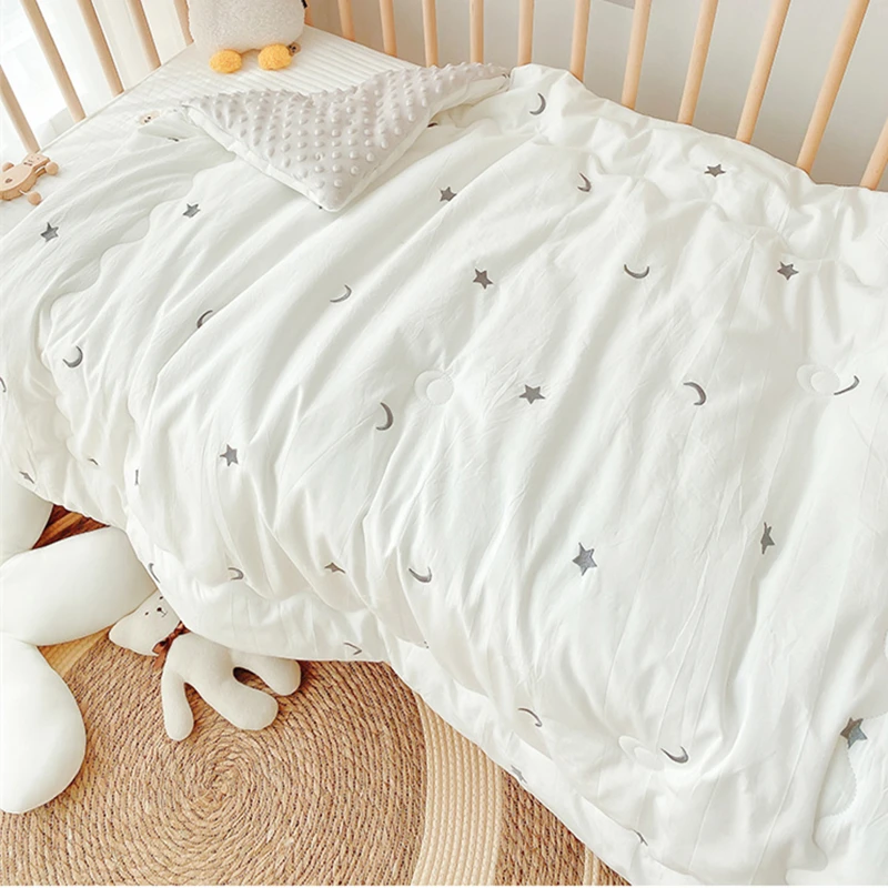 Manta de bebé acolchada con bordado 3D y puntos de peluche
