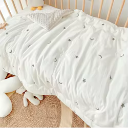 Manta de bebé acolchada con bordado 3D y puntos de peluche