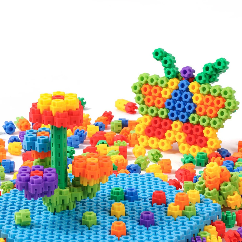 Conjunto de bloques hexagonales y engranajes coloridos sobre una superficie blanca