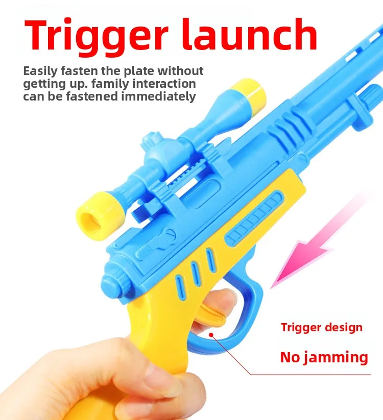 Niño jugando con la pistola en un espacio abierto