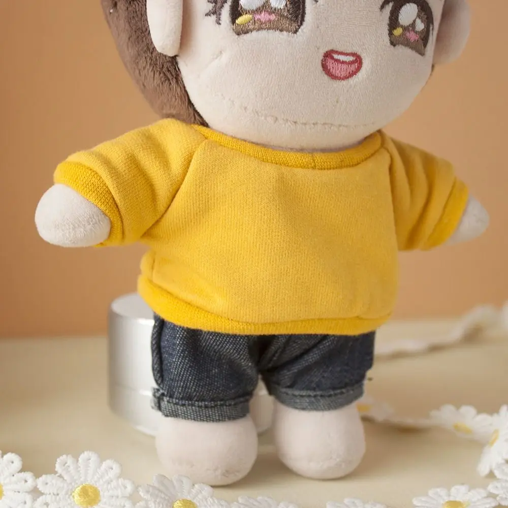 Muñeca wearing vaqueros y camiseta