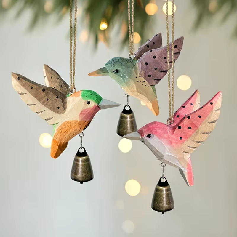 Estatuilla de colibrí tallada a mano colgada en puerta
