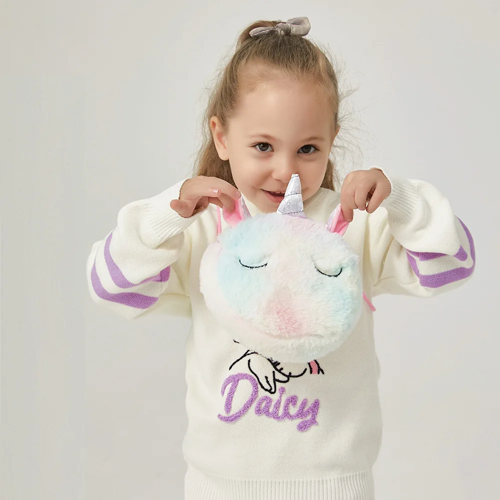 Unicornio detallado con arcoíris y estrellas